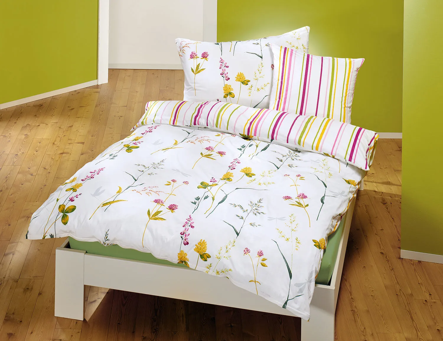 Linge de lit avec motif printanier de fleurs sur fond blanc ⋆ Lehner Versand