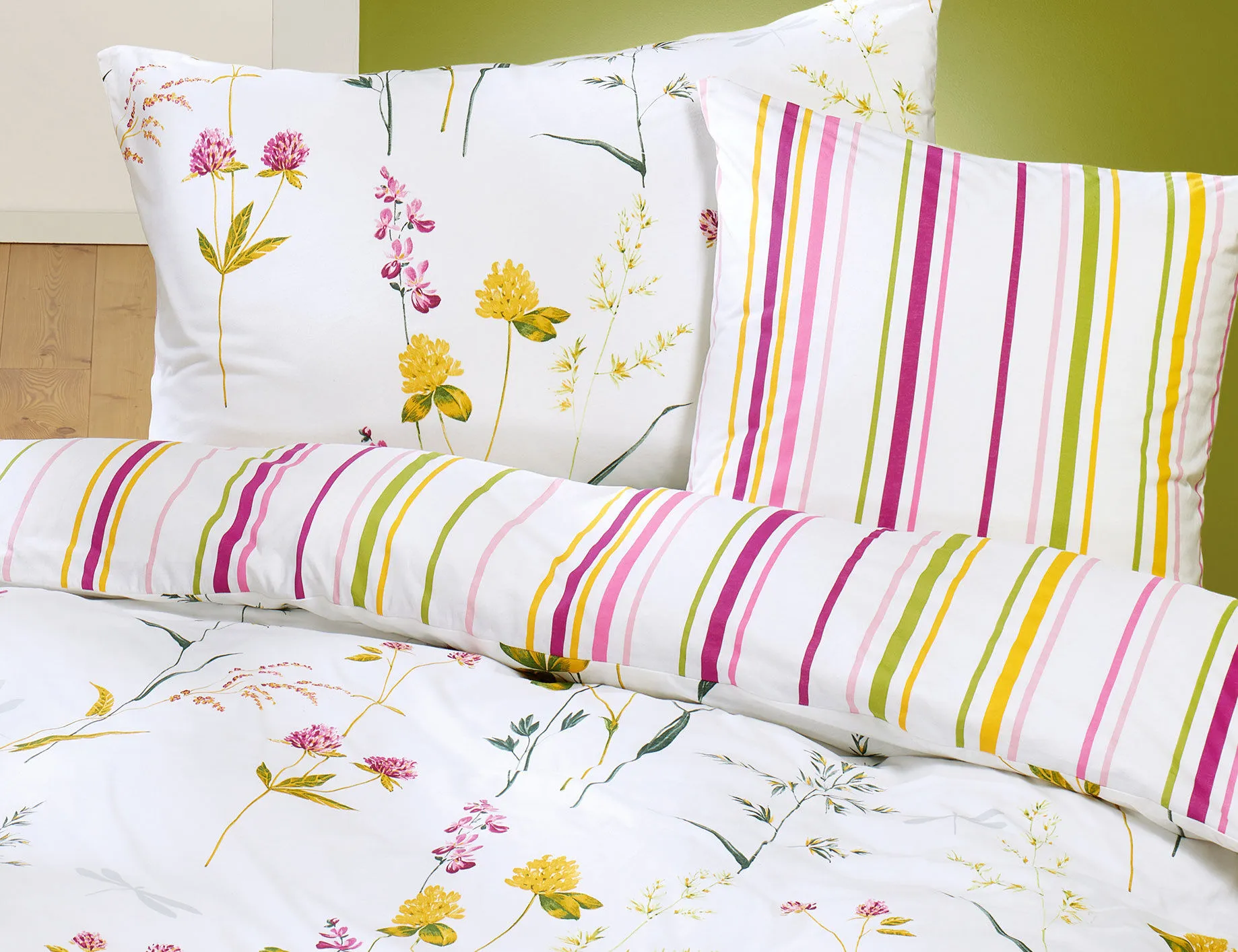 Linge de lit avec motif printanier de fleurs sur fond blanc ⋆ Lehner Versand